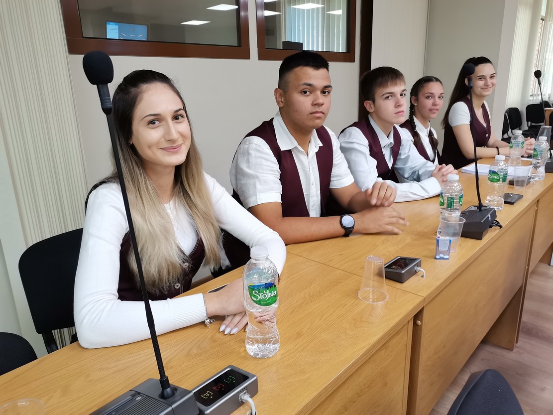 Ученици влязоха в ролята на общински съветници в Плевен, присъстваха и на заседание на местния парламент